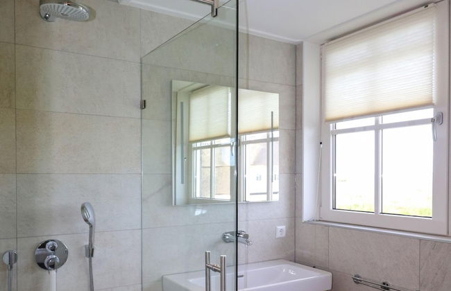 Luxury Villa with Sauna & Hot Tub at Lake - Foto 14