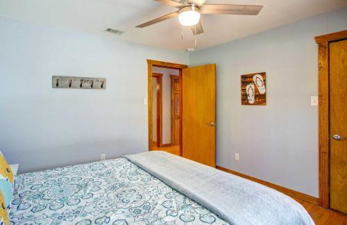 Cedar Creek Lakefront Vacation Rental with Pool - Foto 15