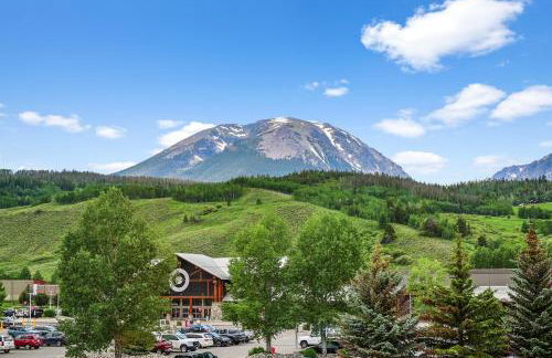 4-Season Modern Mountain Penthouse with Private Hot Tub & Scenic Views - Foto 21