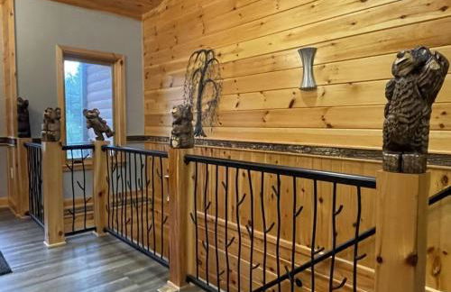 Nature lovers dream! Steps from fishing plus 140 acres of hiking! 4 Bedroom Home by RedAwning - Foto 4