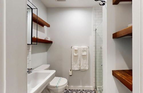 Charming Condo with Central AC, Washer/ dryer, and Full Kitchen - Photo 12