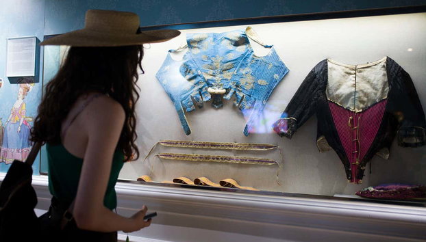 Museo de la Seda - Foto 4, Prendas típicas elaboradas con seda