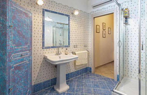 2 Bedroom Beautiful Apartment In Laureana Cilento - Photo 31