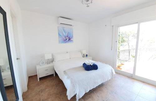 5 Bedroom Villa with HEATED Pool with breath-taking Sea Views, Walking distances to Shops Restaurants Beach - Photo 18