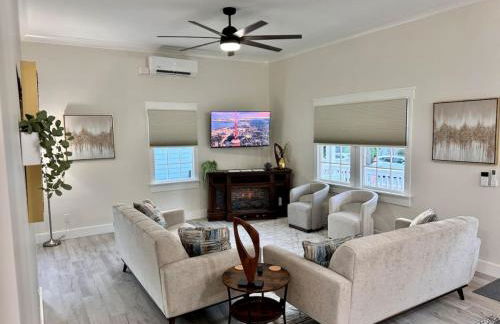 Newest Cottage Downtown. Pet Yes - Photo 1