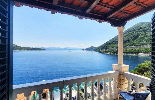 By the sea - Foto 24