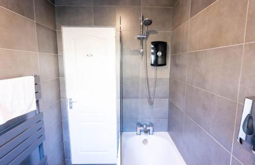 Paisley with Parking & Balcony - Pass the Keys - Foto 40