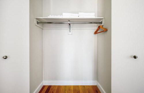 1BR nr Times Sq w Indoor rooftop Gym NYC-141 - Foto 9