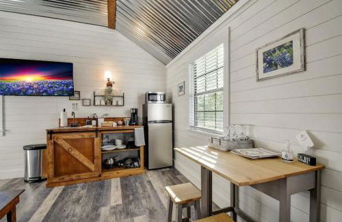 Bonny Bluebonnets Cottage With Stunning Hill Country Views - Photo 6