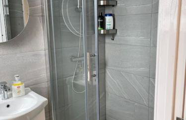 Orchid Lodge - Two Bed Generous Flat - Parking, Netflix, WIFI - Close to Blenheim Palace & Oxford - F4 - Photo 6