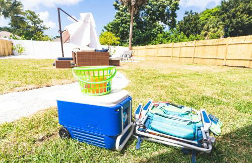 Golfers Paradise 4-hole PUTT-PUTT, Mega Chess with huge backyard, hammock - Photo 20