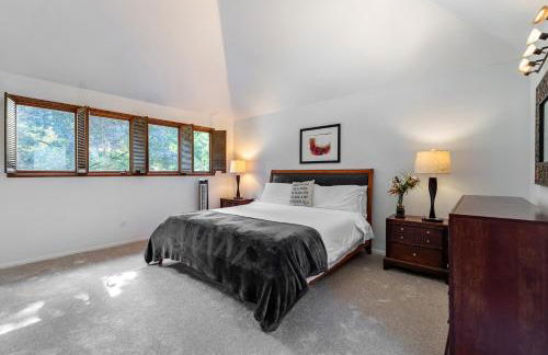 Spacious 3BR Redmond Home with Fireplace & BBQ - Foto 10