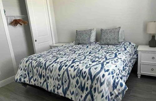 Newly built Villa Ballerina with heated pool and incredible view into beautiful Arrowheadcanal - Photo 26