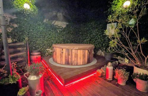 Garage Number 9 Private Urban Loft Apartment with Jacuzzi in Le Dorat - Foto 6