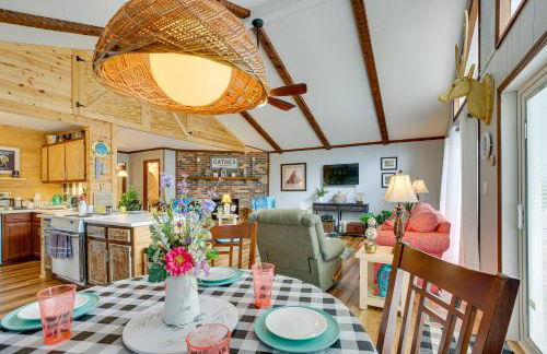 Oak Island Vacation Rental with Decks, Walk to Beach - Foto 6