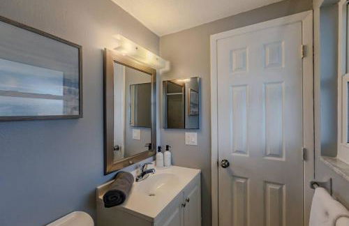 Spacious Backyard & Pool Retreat - 5 Mins to Beach - Foto 20