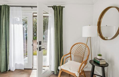 Boho Retreat with 2 Masters and Plenty of Space - Foto 28