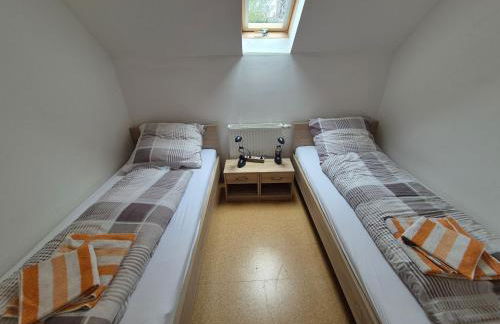Komfortable 90 qm Ferienwohnung Berta mit 3 Schlafzimmern Küche Balkon Wohnzimmer mit großem LED TV InternetWiFi Flatrate und kostenlosen Parkplatz inklusive in Brilon Madfeld mit Rechnung - Foto 3