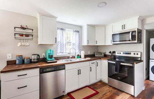 The Refuge on 5th - Pets , Patio & Firepit - Photo 3