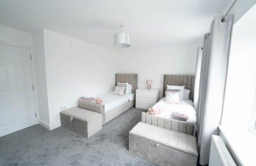 Entire Modern Home with Private Parking for 6/8 Persons - Photo 26