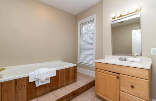 The Broadway Bungalow Walk to Riverwalk Dining! - Foto 16