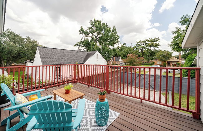 Wonderful Getaway Houston 2BR w/Balcony Views - Photo 27