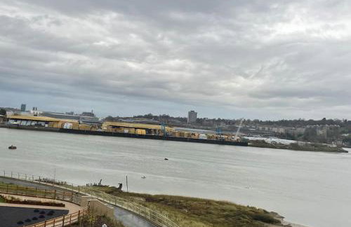 Nice 1-Bed Flat with river view - Foto 9