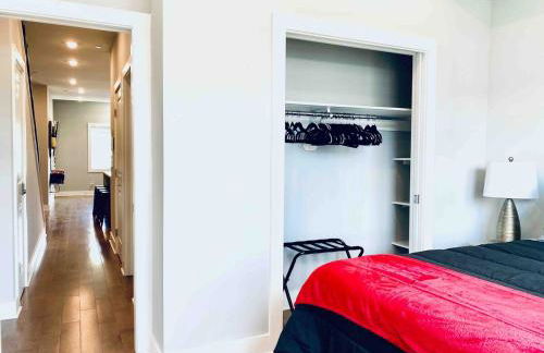 Luxe Penthouse with Private Parking & Rooftop w TV - Foto 30