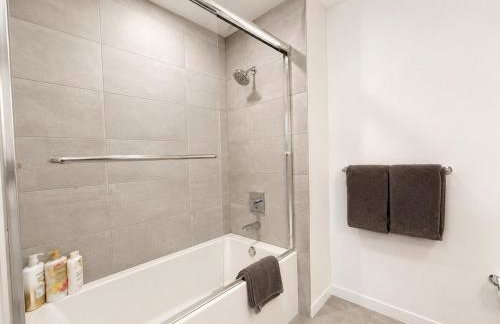 Designer 1 Bedroom Condo in Silver Lake - Photo 8
