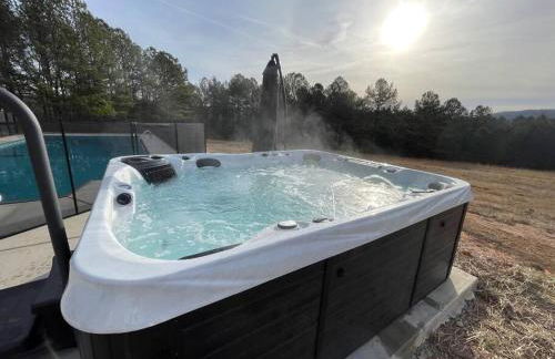 Private Retreat! Pool, Hot Tub, Awesome Views, Washer & Dryer, Wi-Fi, Near Rome, GA - Foto 2
