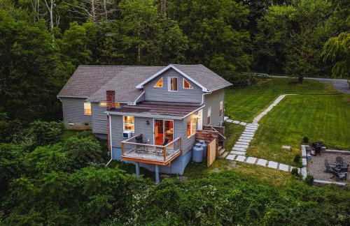 Rustic Luxe Creekside Retreat with Hot Tub and Fire Pit, Minutes From Hudson - Foto 17