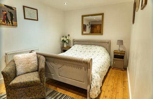 Pine cottage with private hot tub - Photo 8