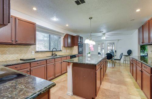 Family-Friendly Arlington Home with Private Yard! - Foto 9