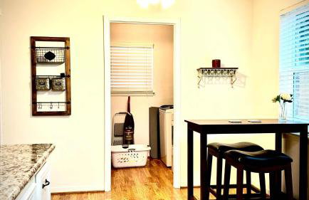 Stylish 4BR Retreat in Cypress - King Bed -Fireplace -Outdoor Patio - TVs in 4 Rooms - Foto 11