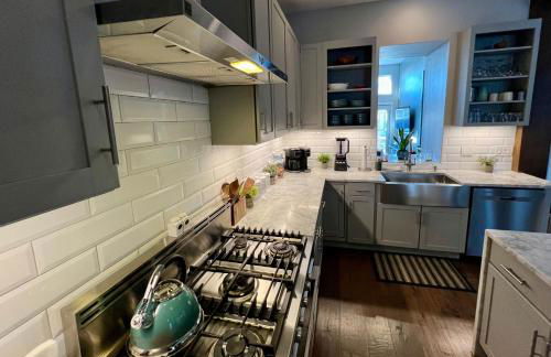 UPTOWN CASTLE - CITY VIEWS - THEATER & CONVENTION DISTRICT! - Foto 12