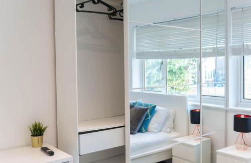 Four Bedroom House - Parking - Garden - Netflix 22C - Foto 29