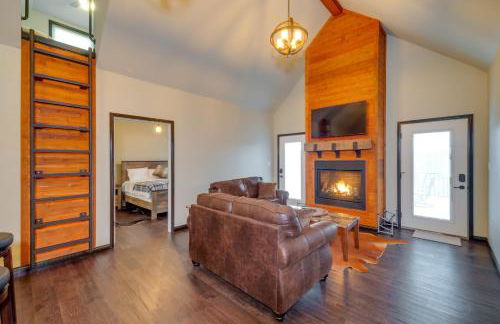 Tranquility Lake Getaway with Hot Tub on 27 Acres! - Foto 3