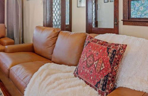 AC 9 BR 4BA Victorian Manor - 1 Block to Beach - Foto 3