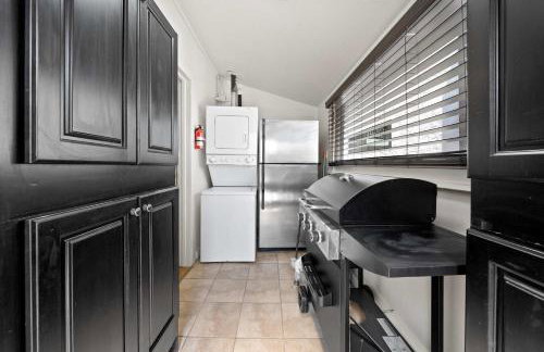 Mid-City 2BR Retreat Firepit Nights with Free Parking - Photo 26