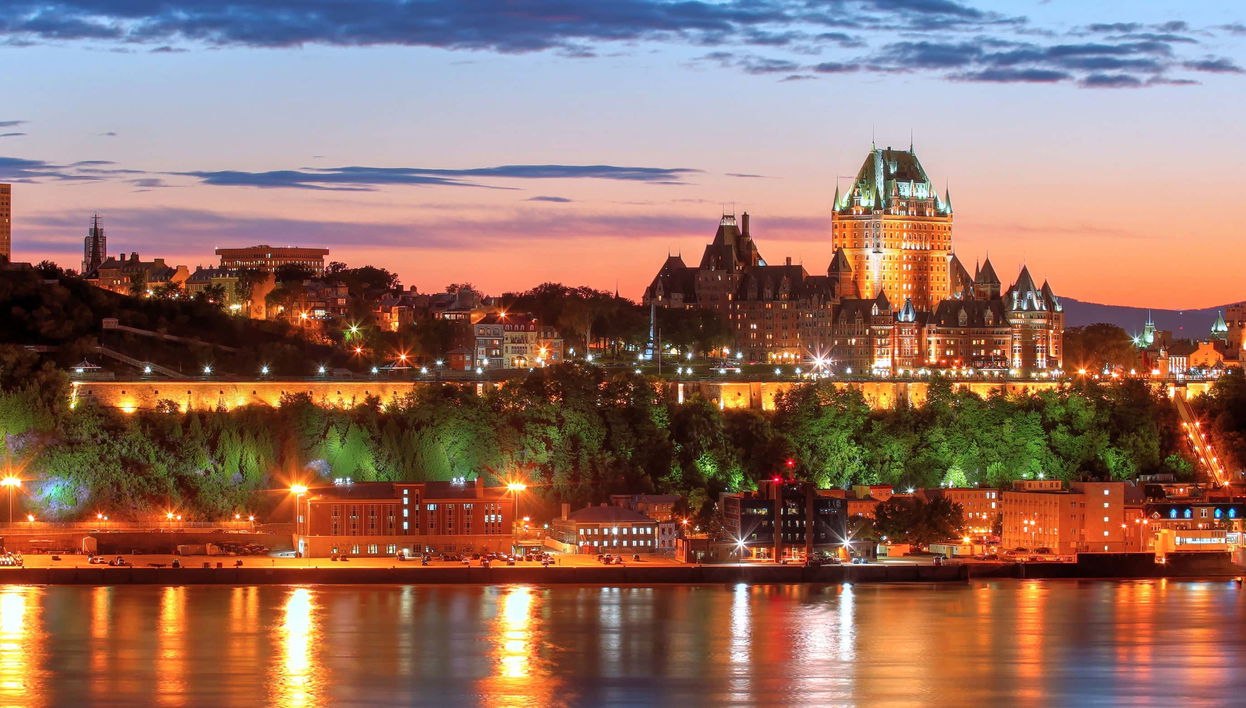Passeio noturno de barco por Quebec