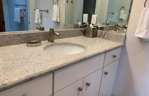 East Nashville upstairs apartment, one queen BR, 2 twin BR,1bath in Five Points, close to downtown - Foto 12