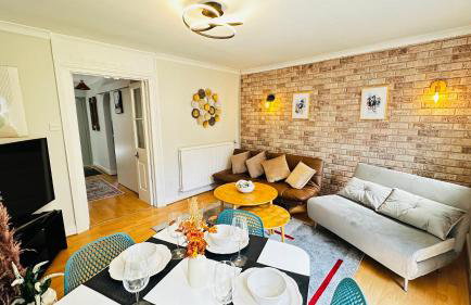 Inviting 2 Bed Guest House steps away from Ascot Racecourse 3 mins drive, 5 mins to Legoland, 12 mins to Windsor Castle Perfect for families & racegoers alike - Foto 5