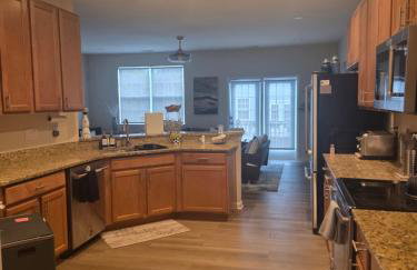 Modern & Luxurious 3 Bdrm 2.5 Bath Townhome - Foto 17