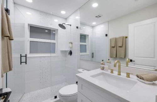 Lux Fam Private Resort Pool Spa, 2 Private Pickleball Courts, Basketball, Ping Pong Table, Mini Golf, Close To Beach & Dining Home Sleeps 8 - Photo 41