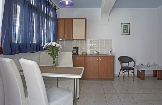 Birds Villa Apartments with Heated Pool - Including Car and Breakfast - Photo 16