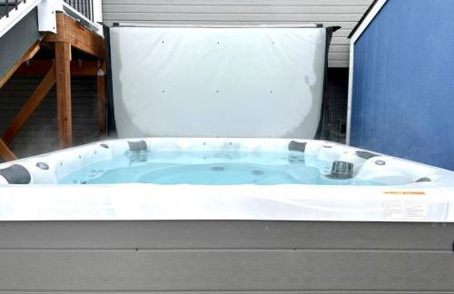 Hot Tub Steam Shower Gym in Charming Family Home! - Photo 21