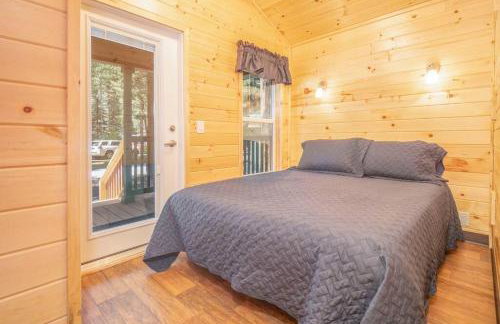 The Twilight Cabin #4 at Blue Spruce RV Park & Cabins - Foto 11