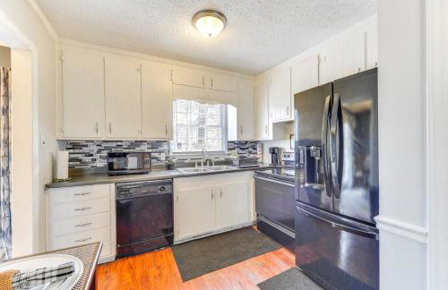 4 Mi to Dtwn Home with Deck and Yard in Wilson - Foto 3