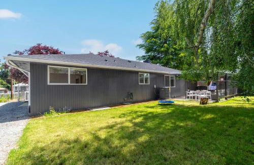 Family-Friendly 4BR Home with AC and Yard Near Airport - Foto 27