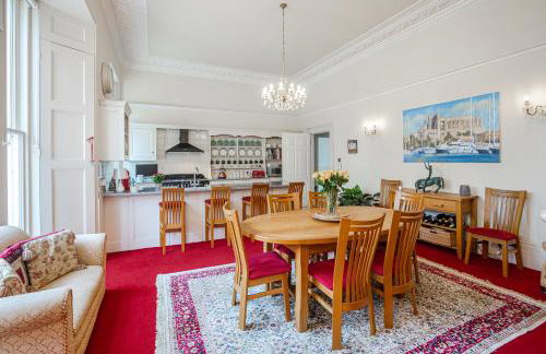 Stunning Apartment in Victorian Villa with Garden - Photo 9